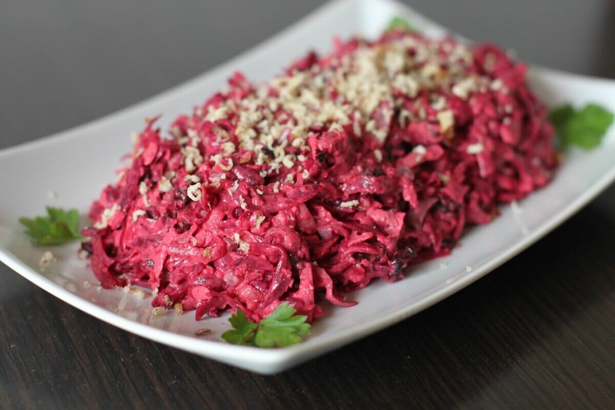 Recept na nejlepší konzervovanou červenou řepu od mé babičky. Marinuji ji ve třech ingrediencích a je naprosto jedinečná.