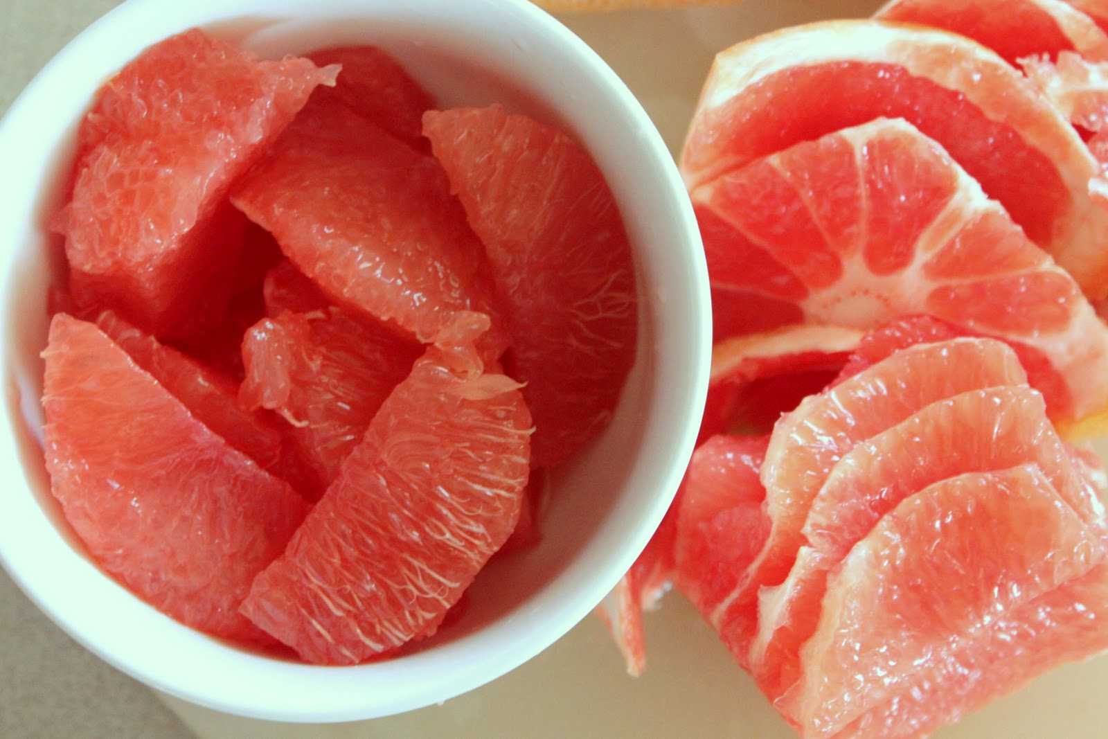 Toto ovoce obsahuje málo kalorií, mnoho vitamínů a dlouho zasytí. Je ideální pro starší lidi, protože chrání srdce, oči a vyhlazuje vrásky.