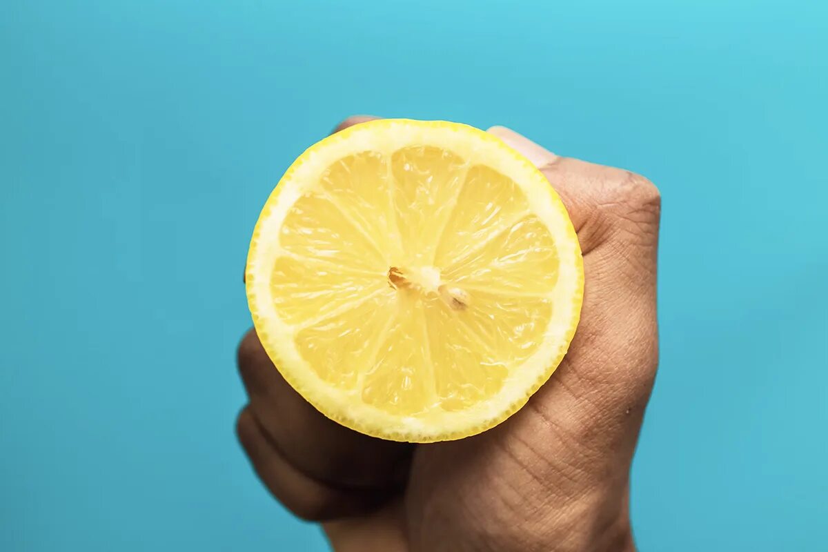 Vložte několik bobkových listů do citronu. Tato kombinace je opravdovým hitem. Za pár minut změní váš domov.