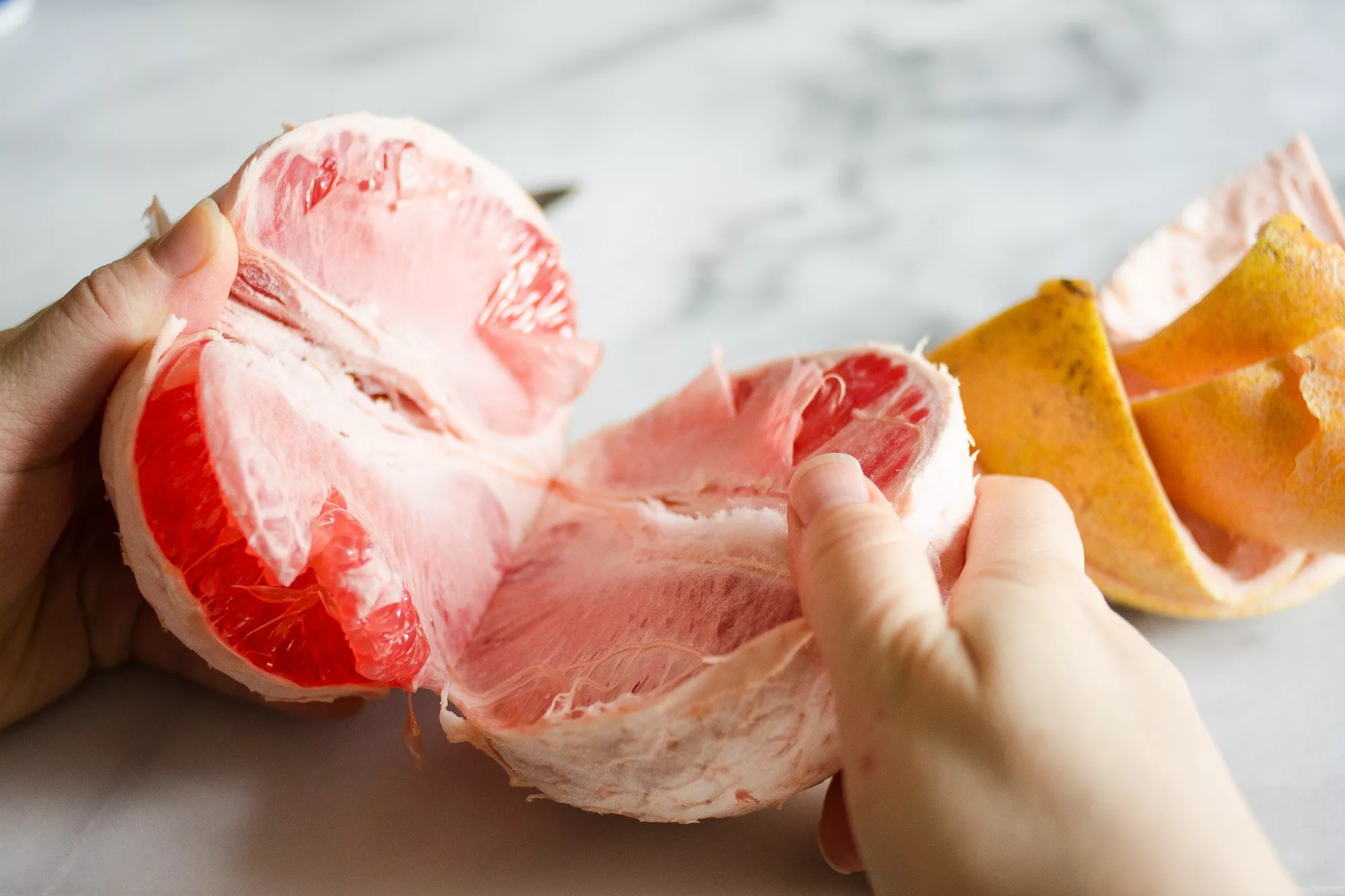 Toto ovoce obsahuje málo kalorií, mnoho vitamínů a dlouho zasytí. Je ideální pro starší lidi, protože chrání srdce, oči a vyhlazuje vrásky.